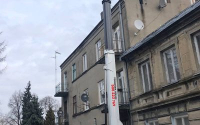 Podnośnik koszowy praca na stadionie Orzeł Łódź